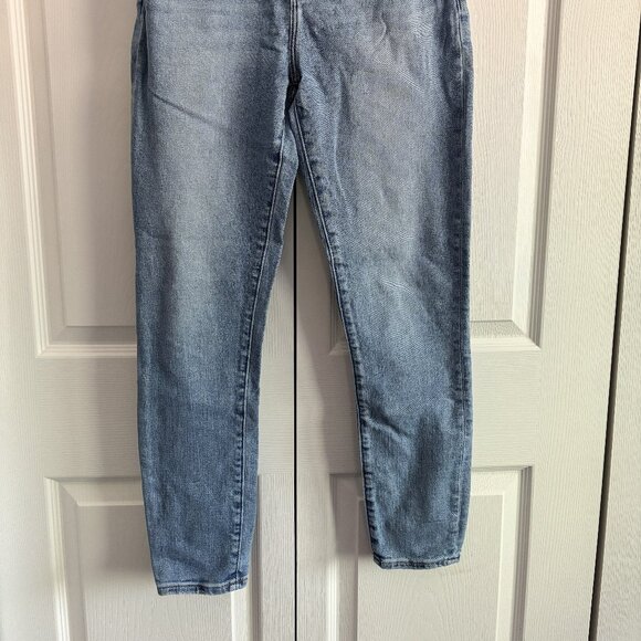 New without tags, women's Abercrombie & Fitch jeans. Size 4 - Picture 4 of 4